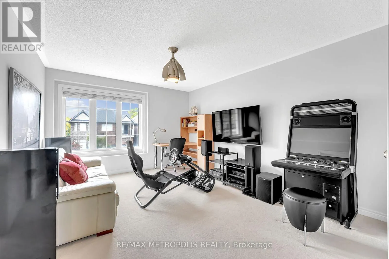 15 RUMBELLOW CRESCENT