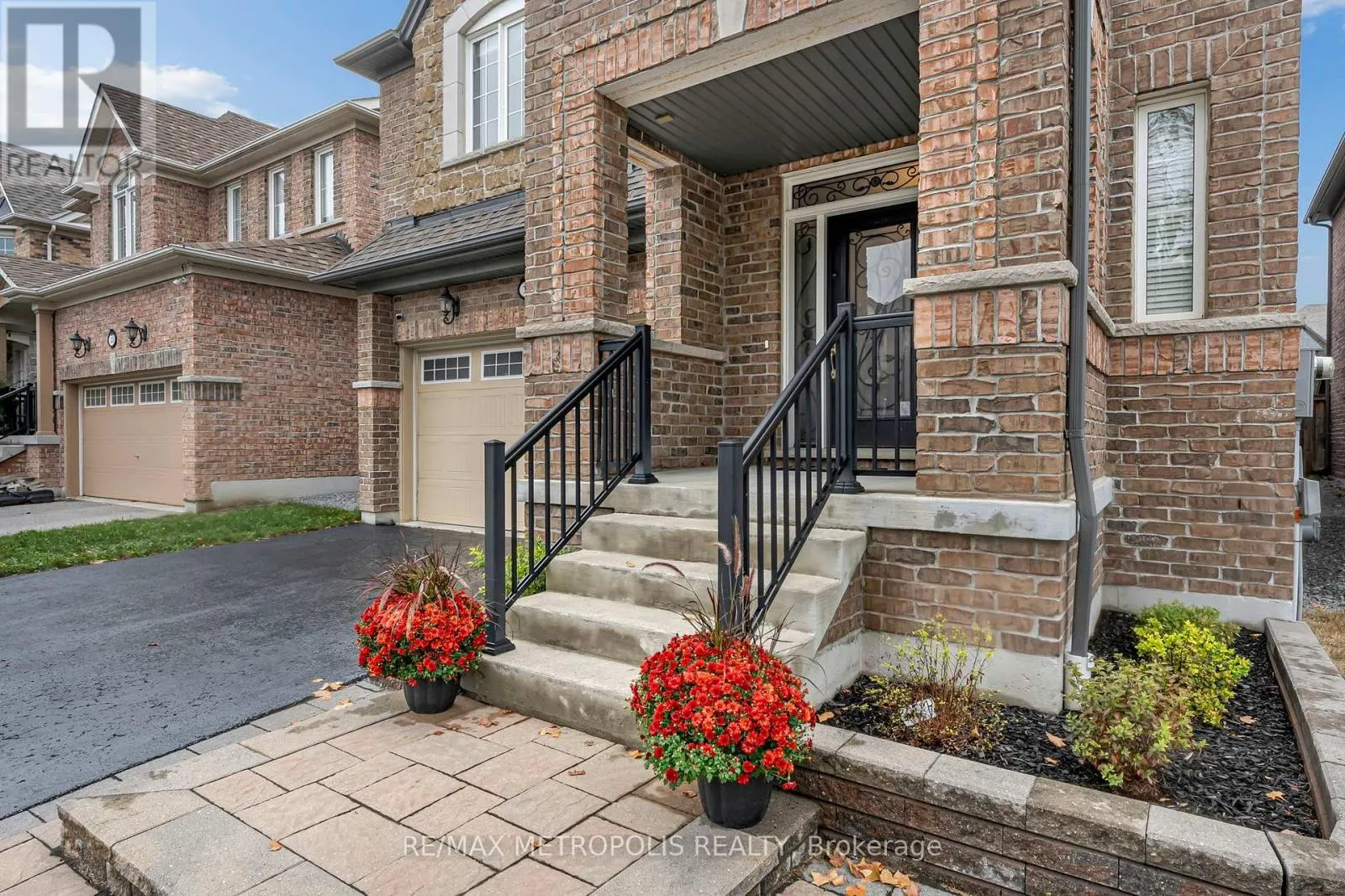 15 RUMBELLOW CRESCENT