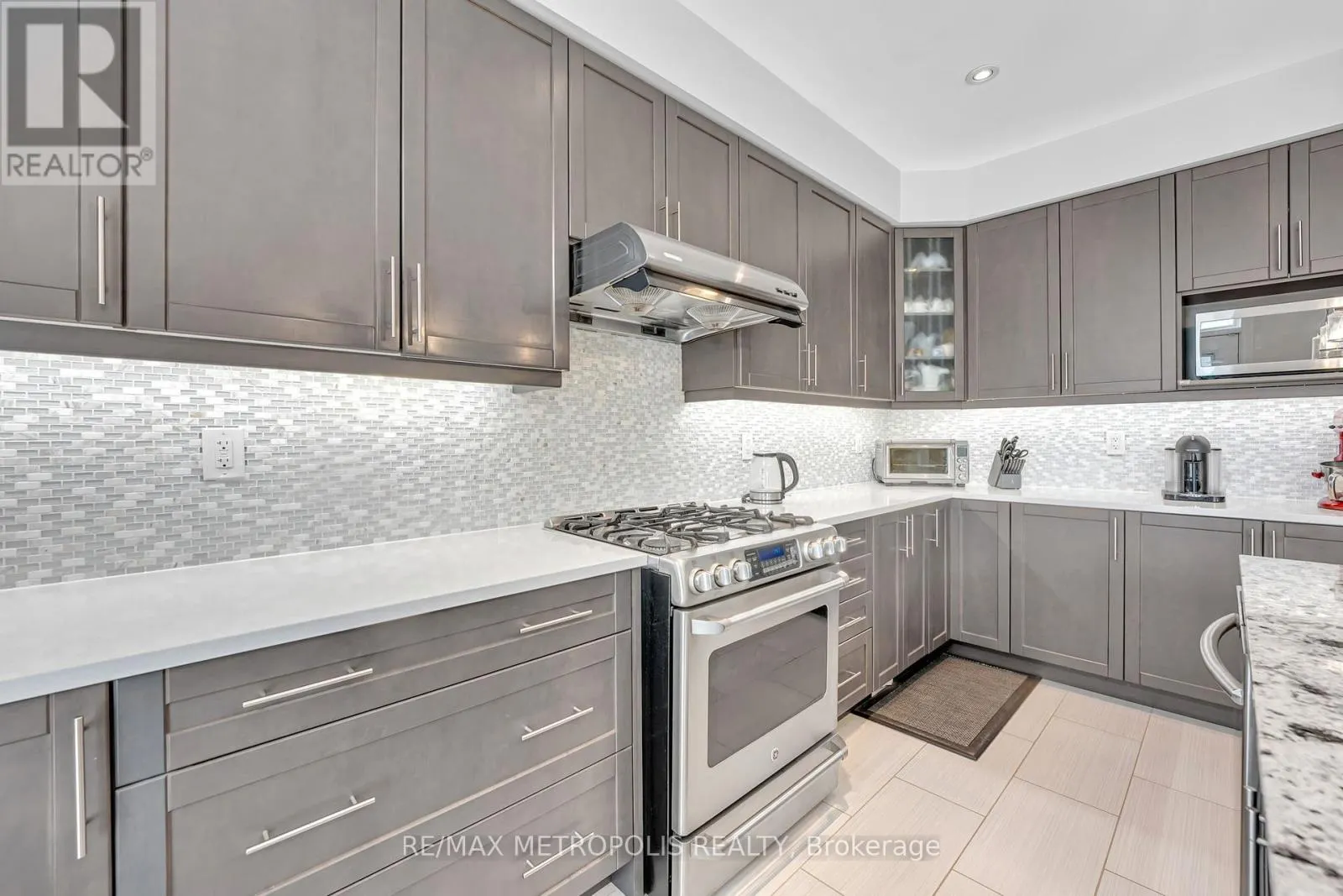 15 RUMBELLOW CRESCENT