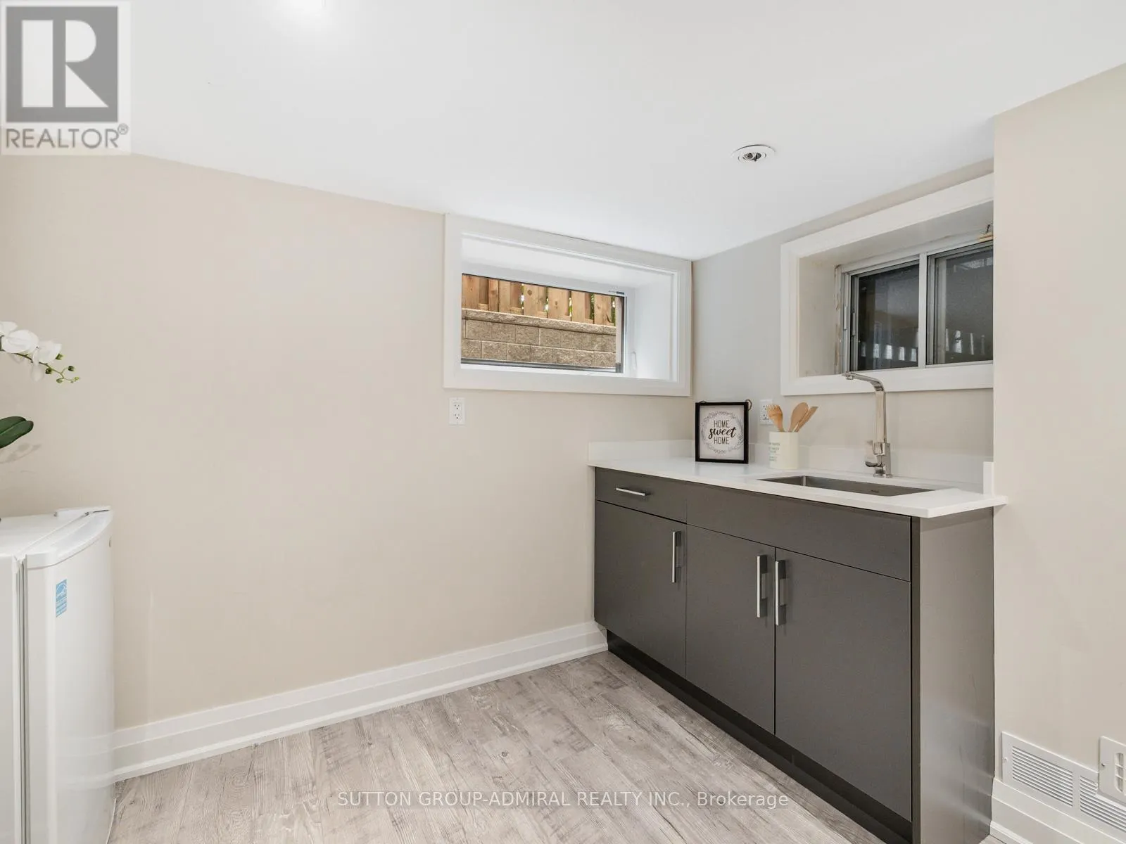 1 DUSTAN CRESCENT