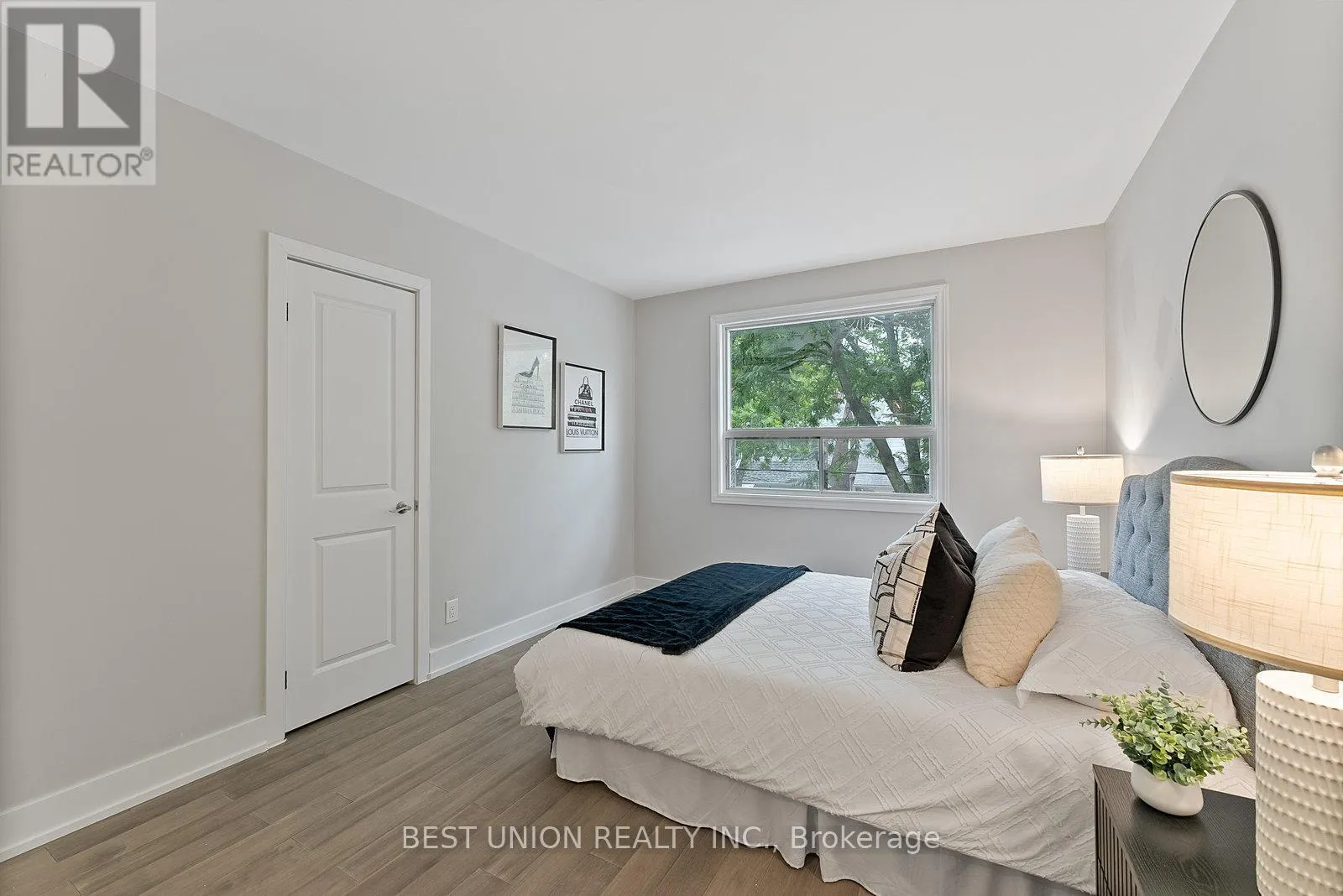 898 GREENWOOD AVENUE W