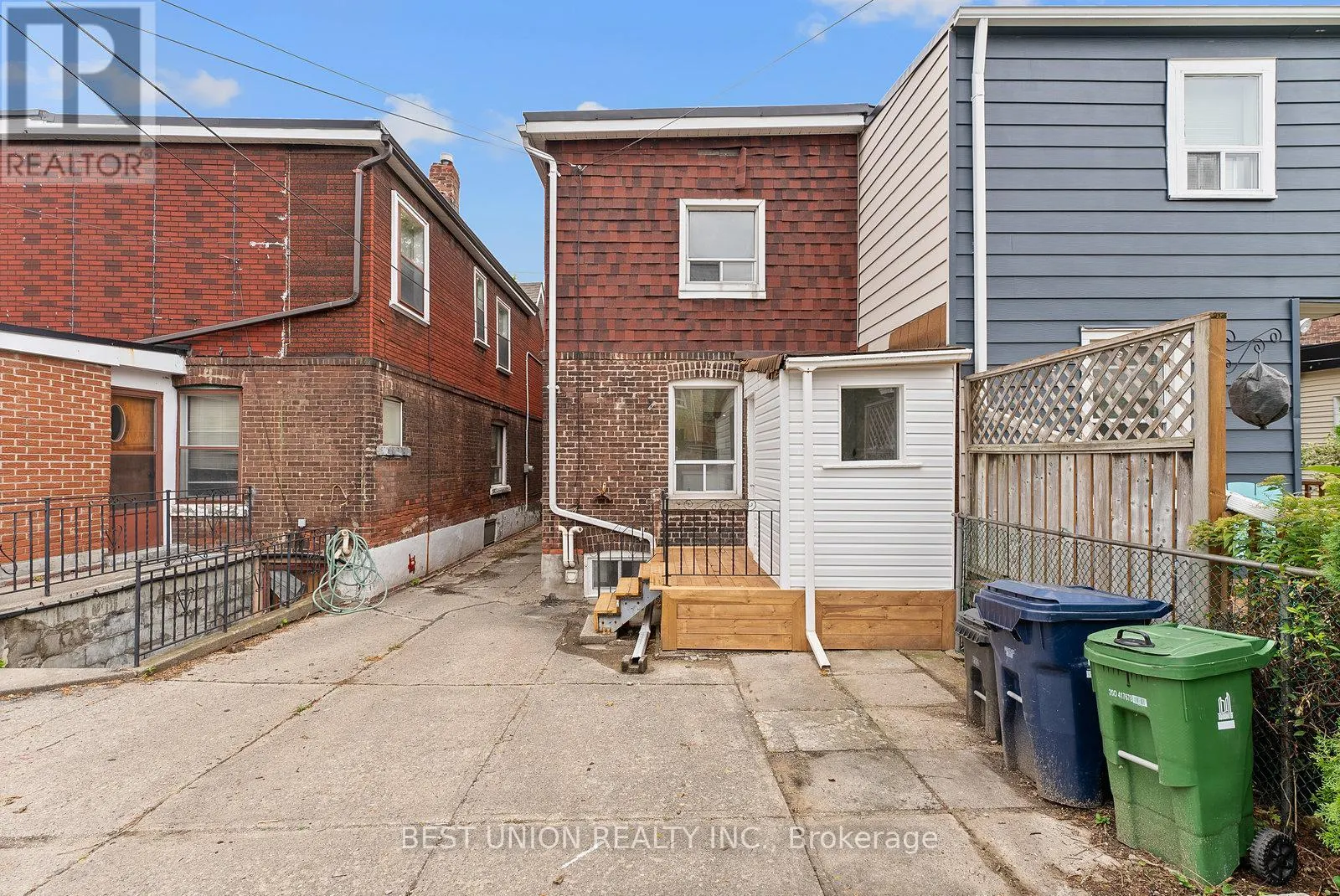 898 GREENWOOD AVENUE W