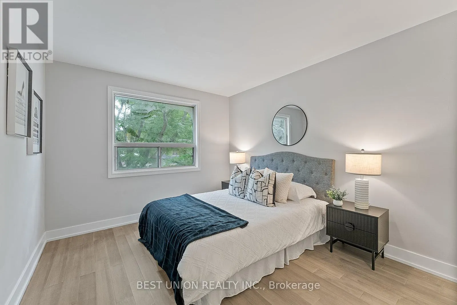 898 GREENWOOD AVENUE W