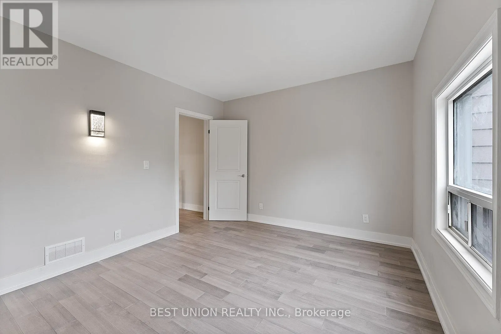 898 GREENWOOD AVENUE W