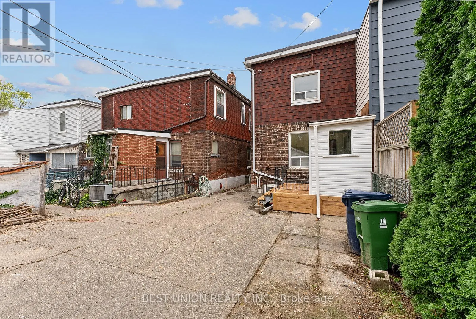 898 GREENWOOD AVENUE W
