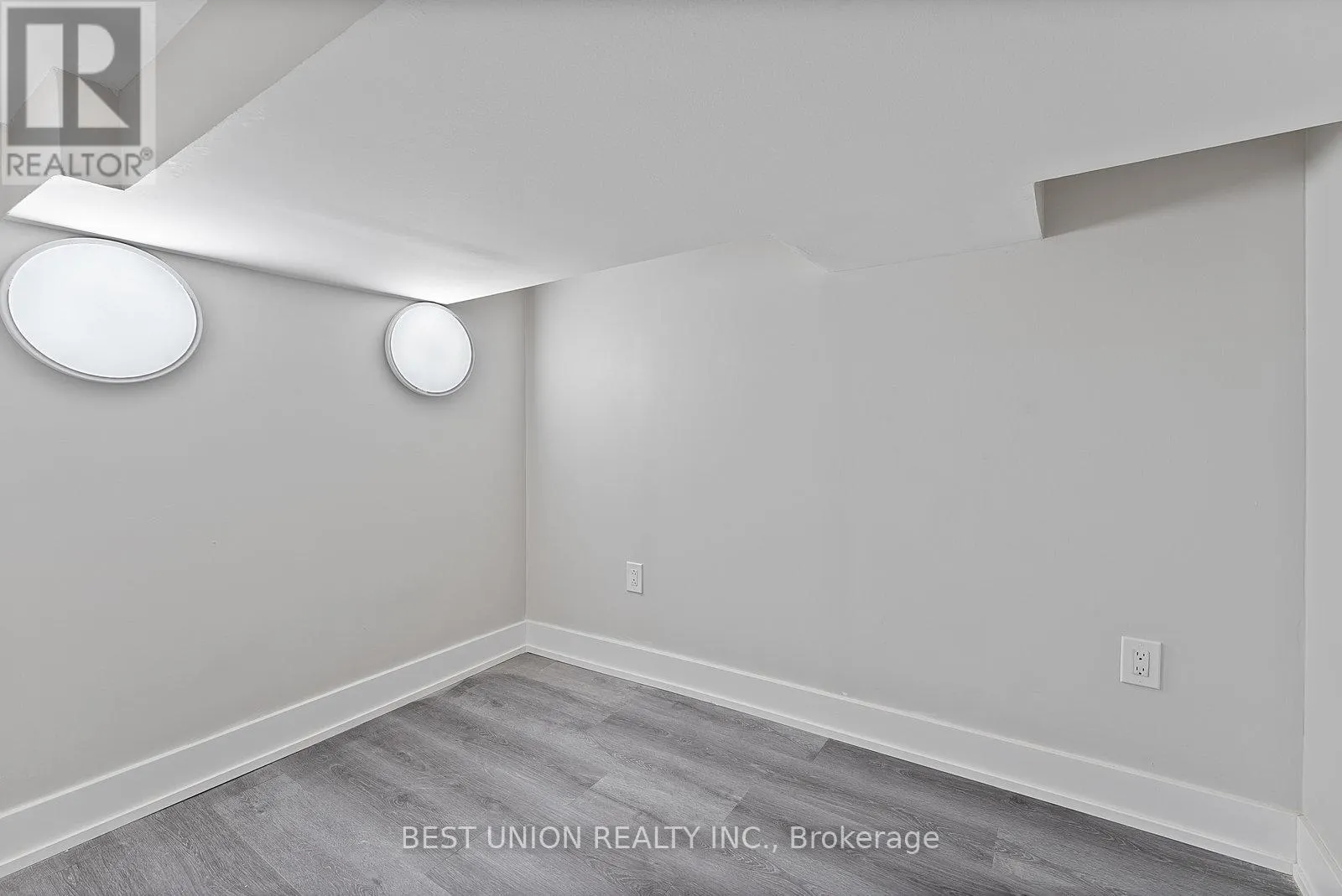 898 GREENWOOD AVENUE W
