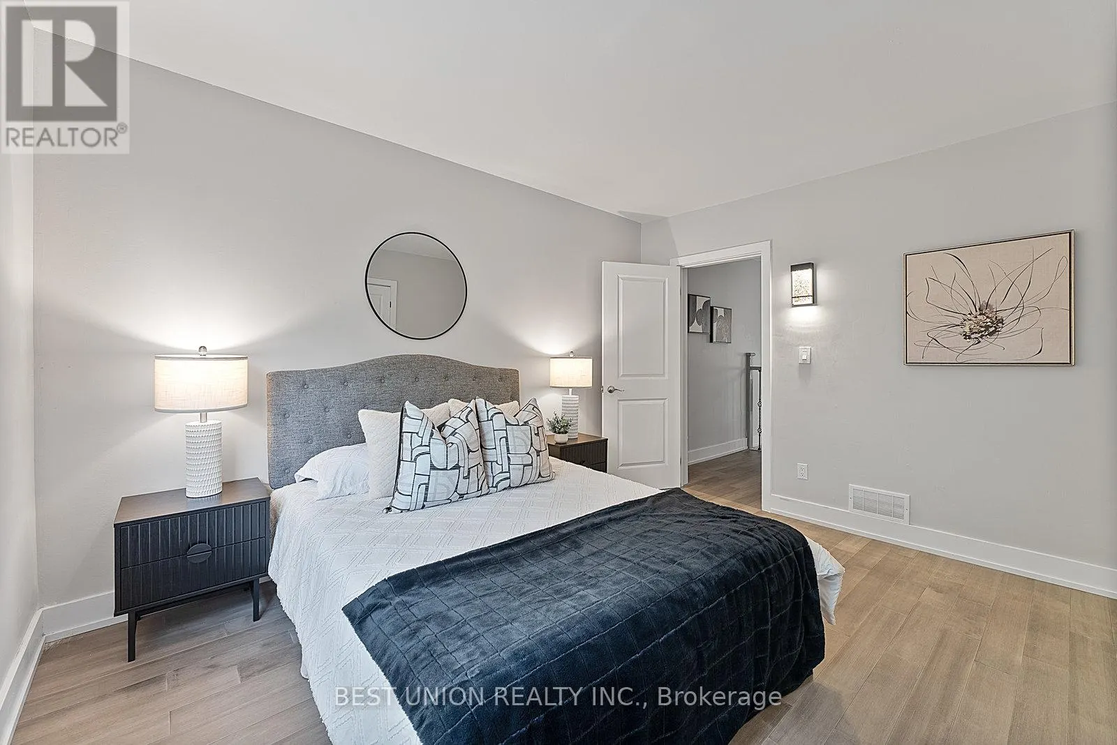 898 GREENWOOD AVENUE W