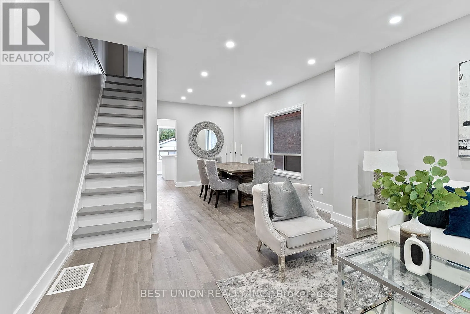 898 GREENWOOD AVENUE W