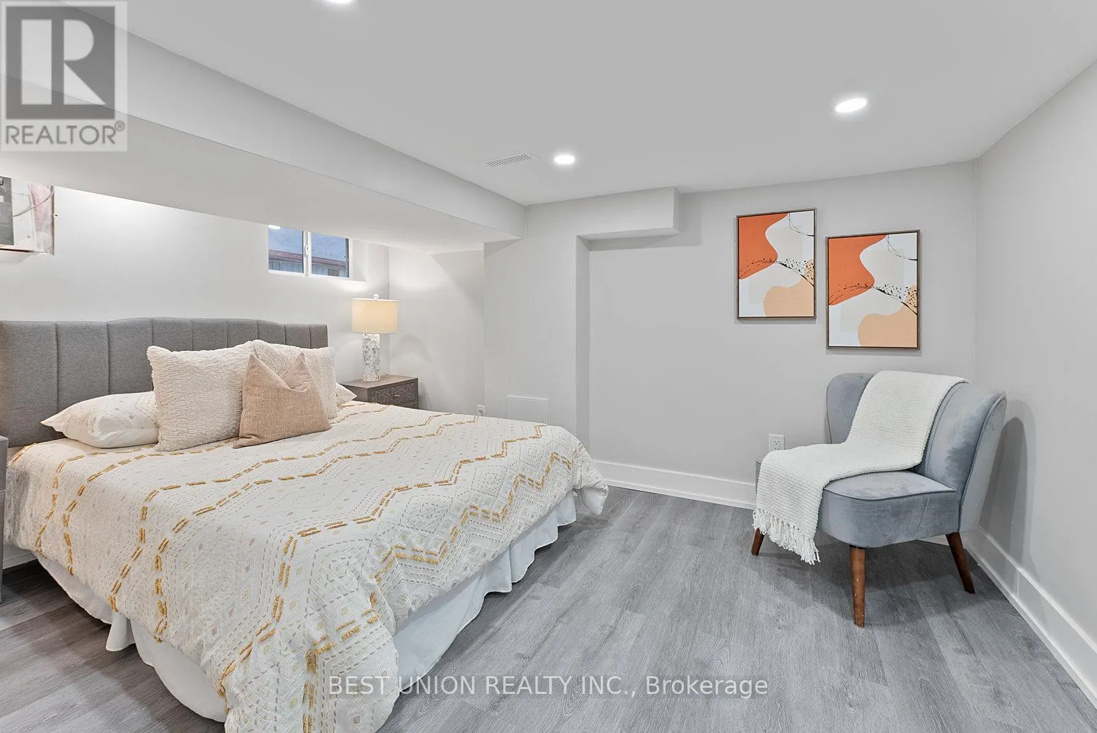 898 GREENWOOD AVENUE W