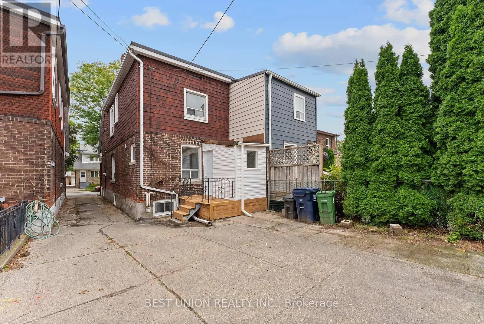 898 GREENWOOD AVENUE W