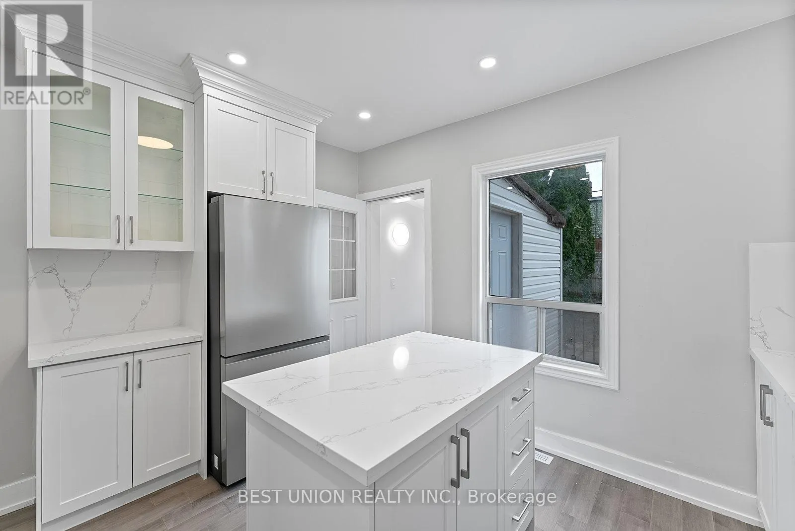 898 GREENWOOD AVENUE W