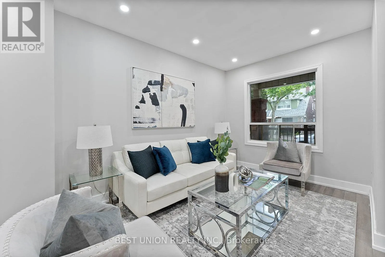 898 GREENWOOD AVENUE W