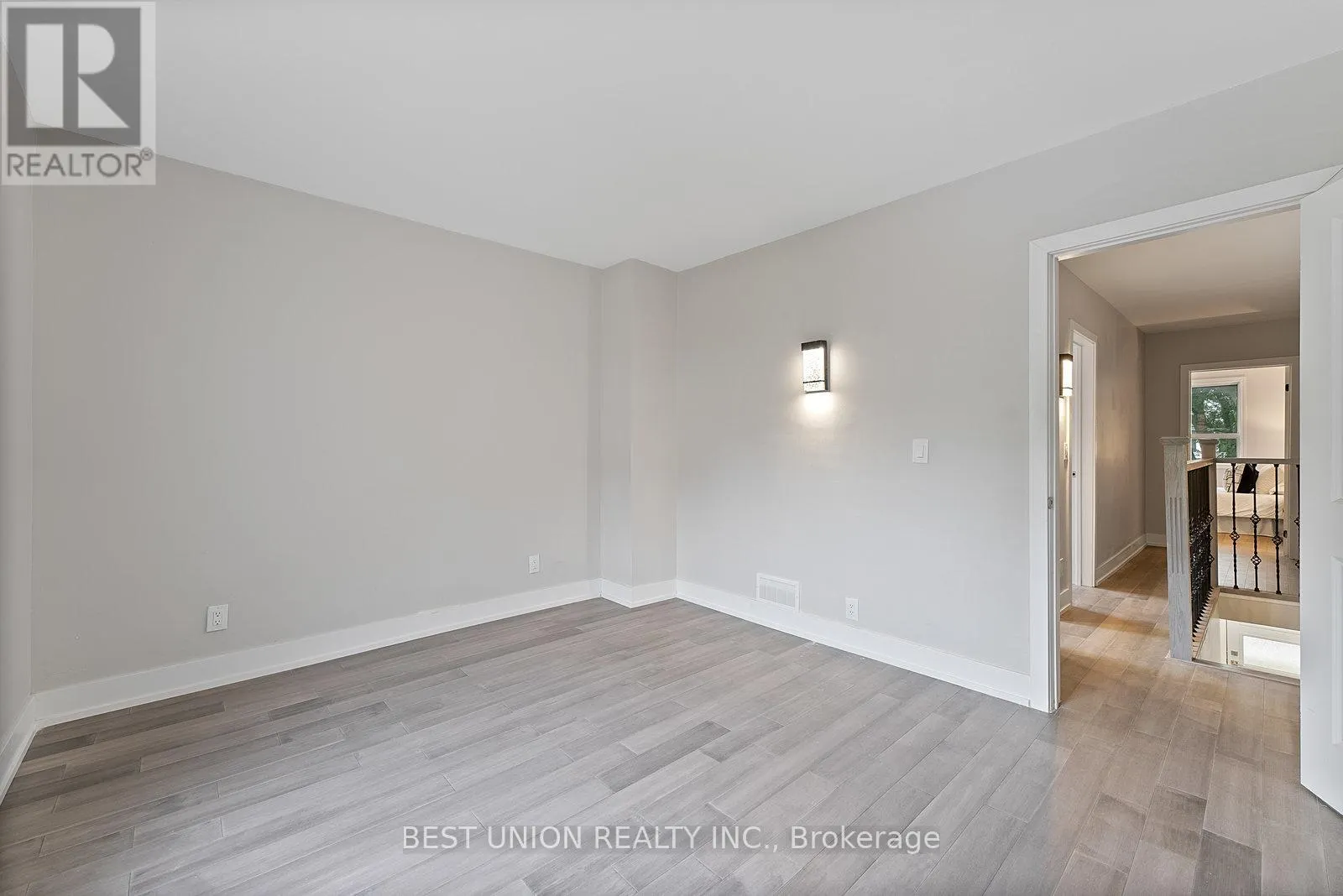 898 GREENWOOD AVENUE W