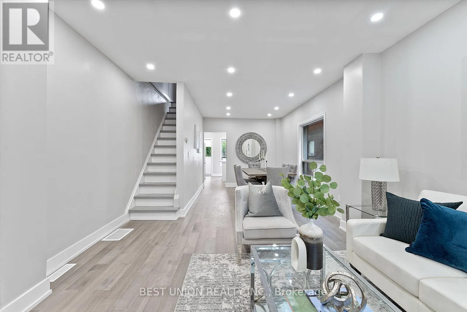 898 GREENWOOD AVENUE W
