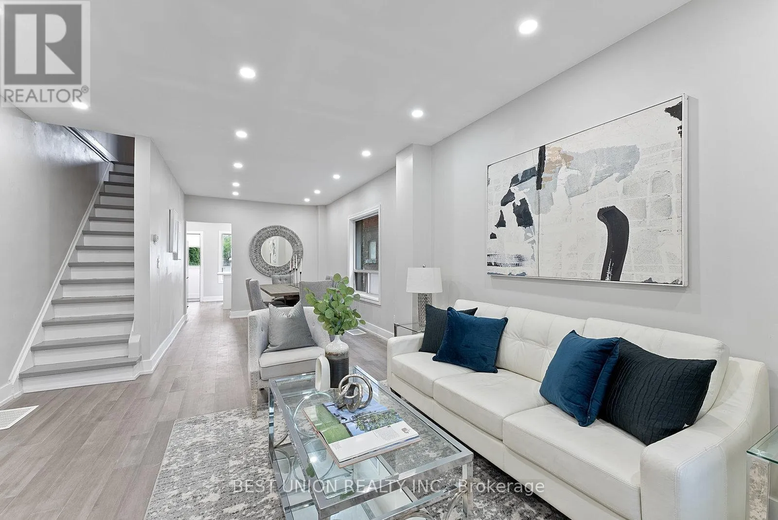 898 GREENWOOD AVENUE W