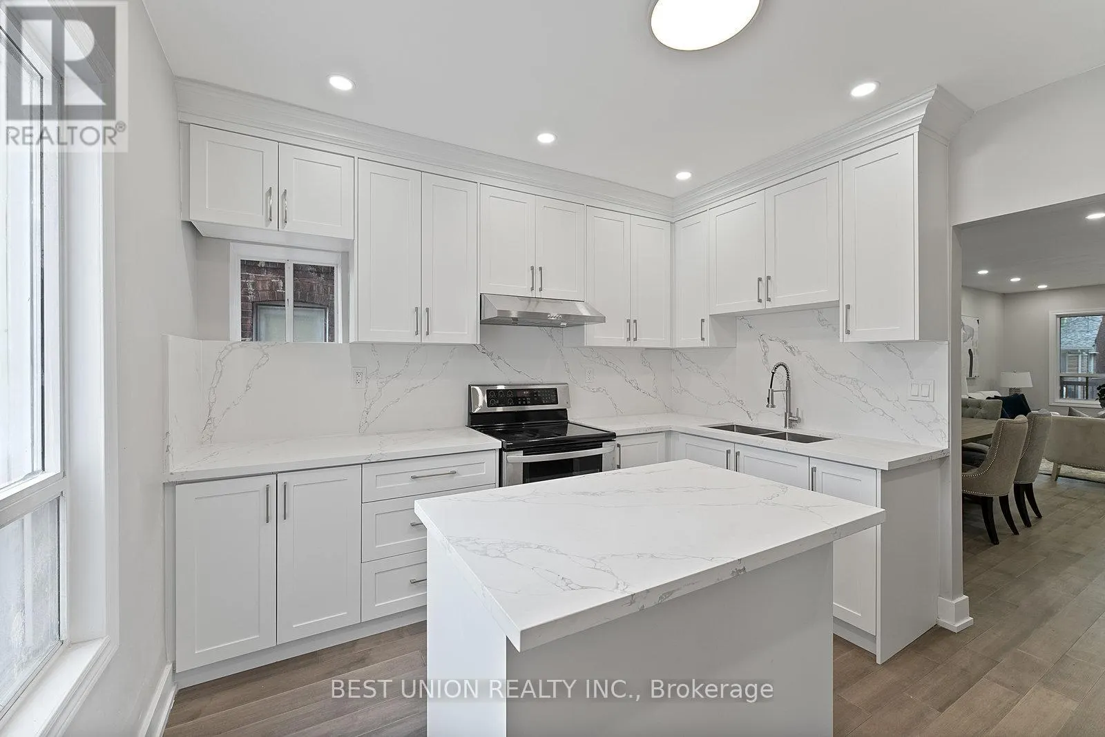 898 GREENWOOD AVENUE W