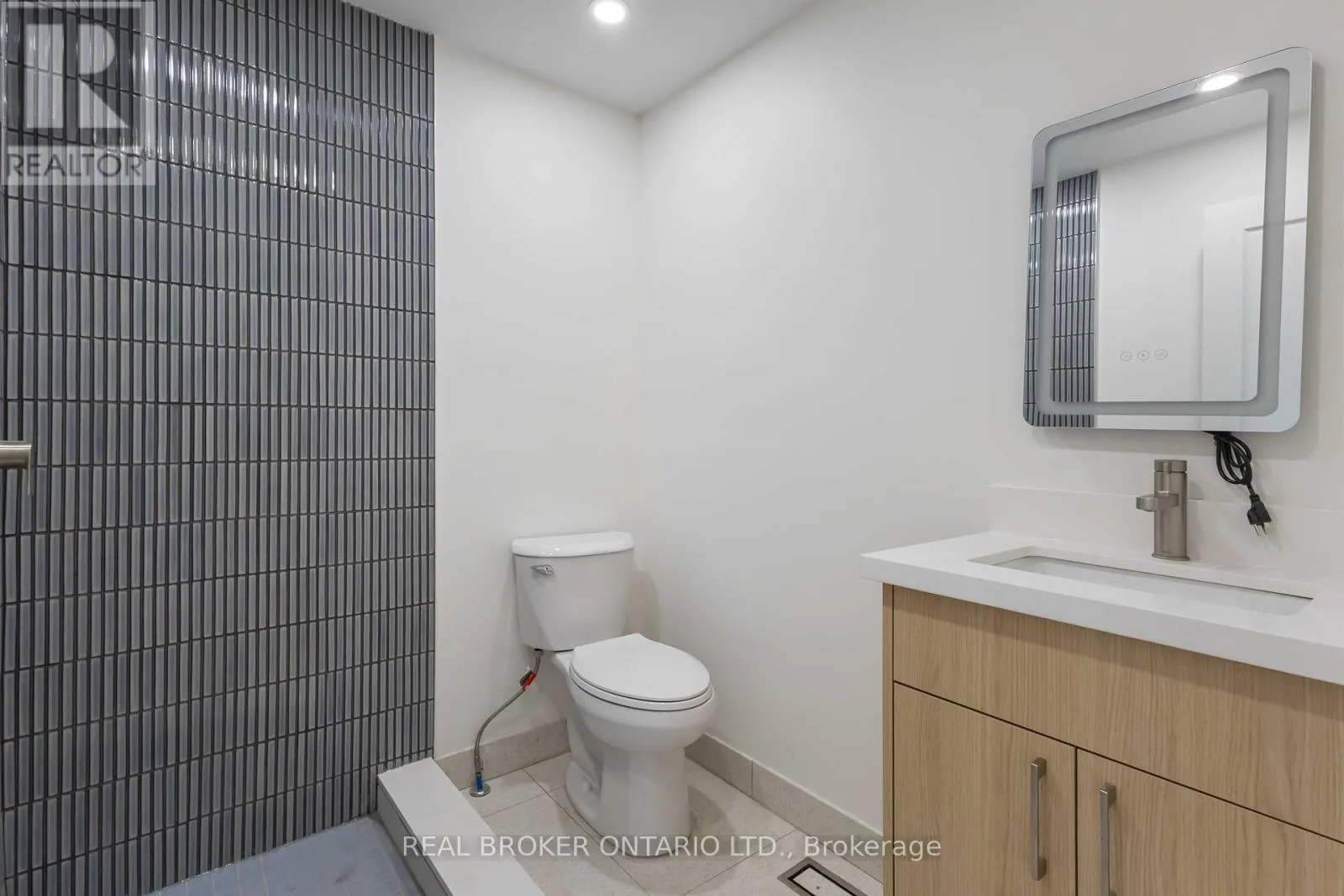 UNIT R - 72 JONES AVENUE