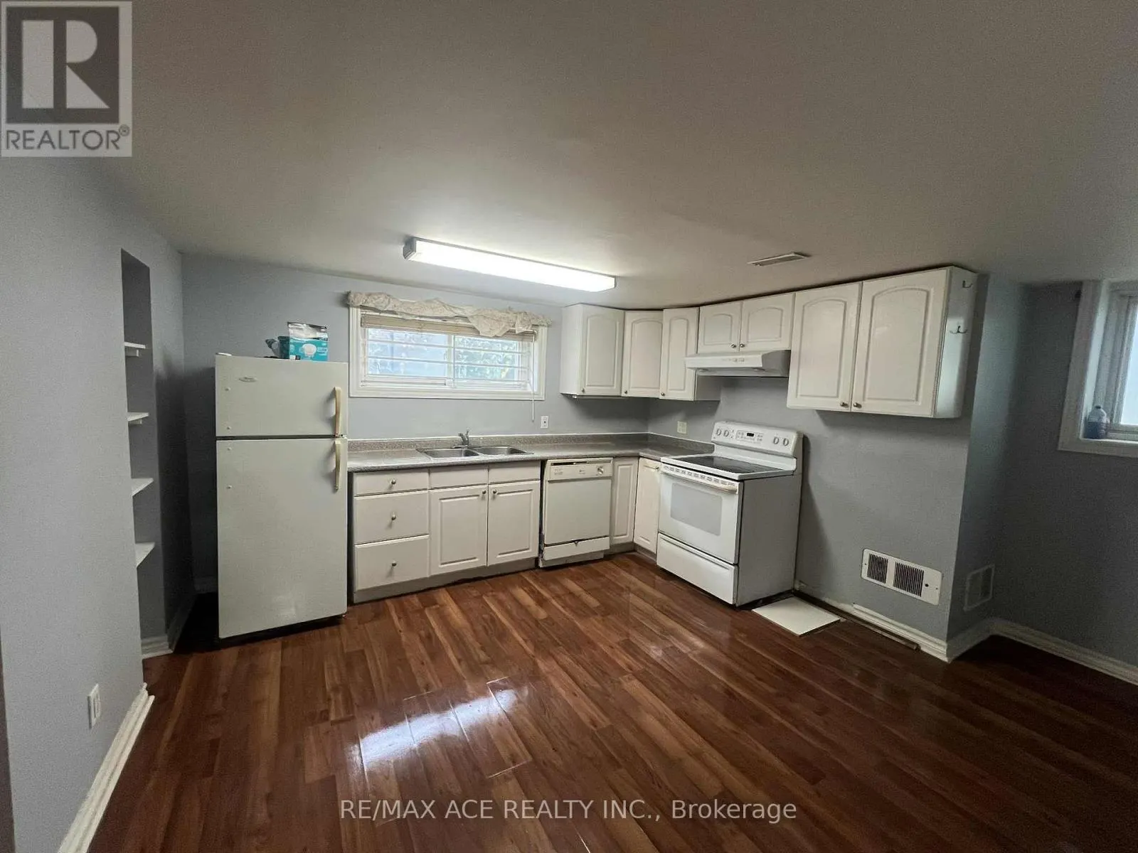 BSMT - 3689 ST CLAIR AVENUE E