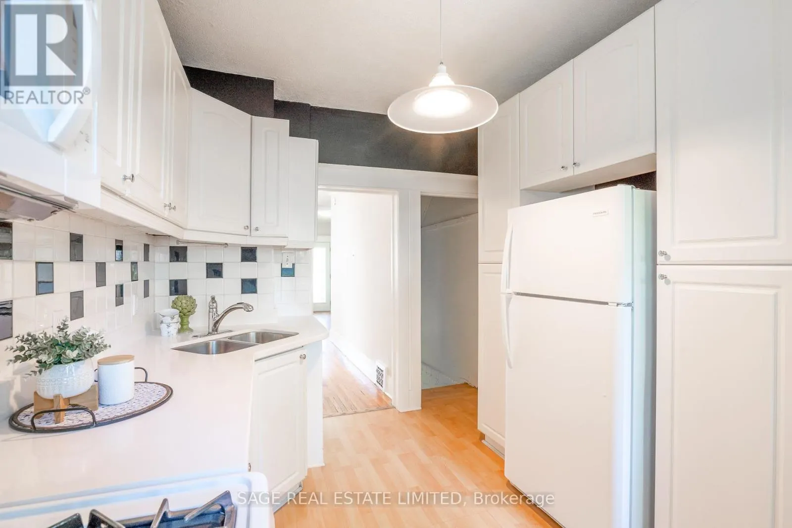 38 QUEENSDALE AVENUE