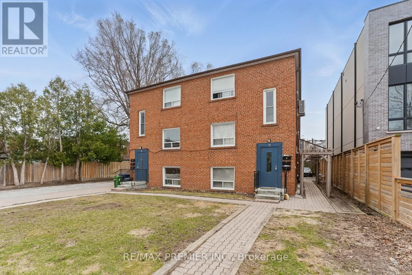 UPPER - 9 BRACEBRIDGE AVENUE