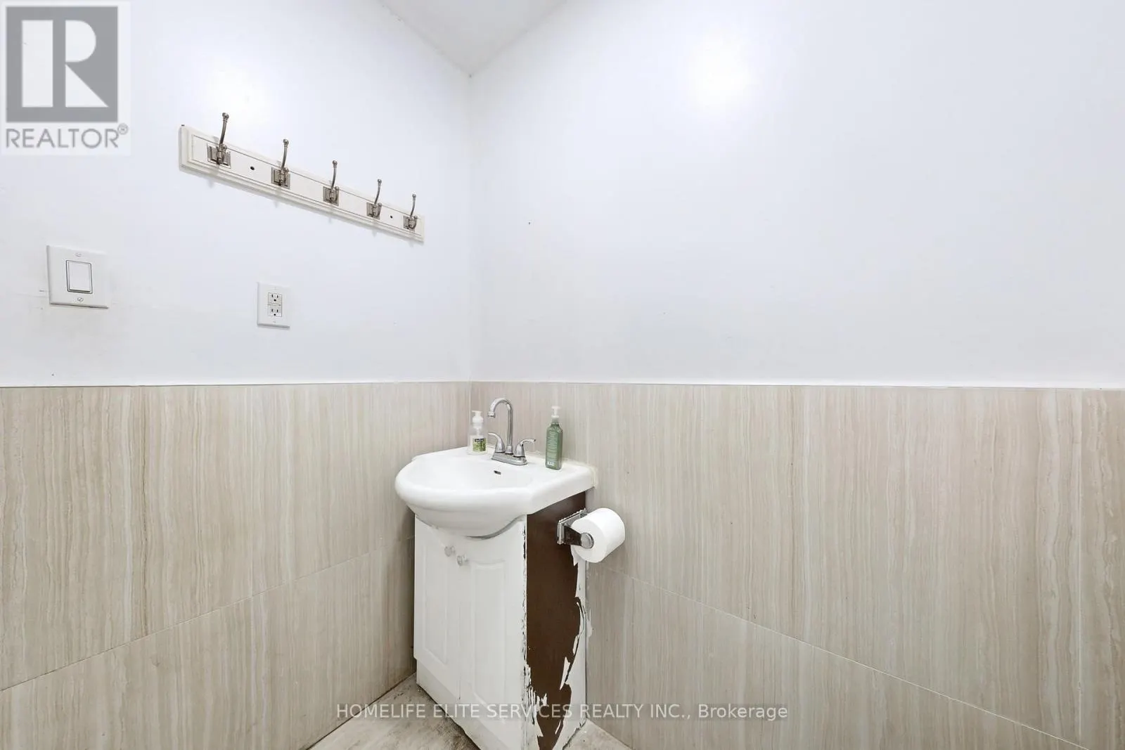UNIT B1 - 1960 LAWRENCE AVENUE E