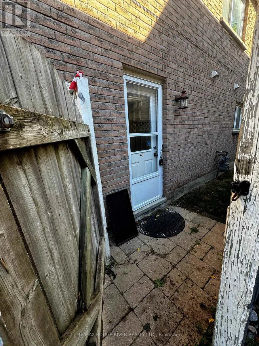 LOWER - 40 FARNCOMB CRESCENT, #Lower
