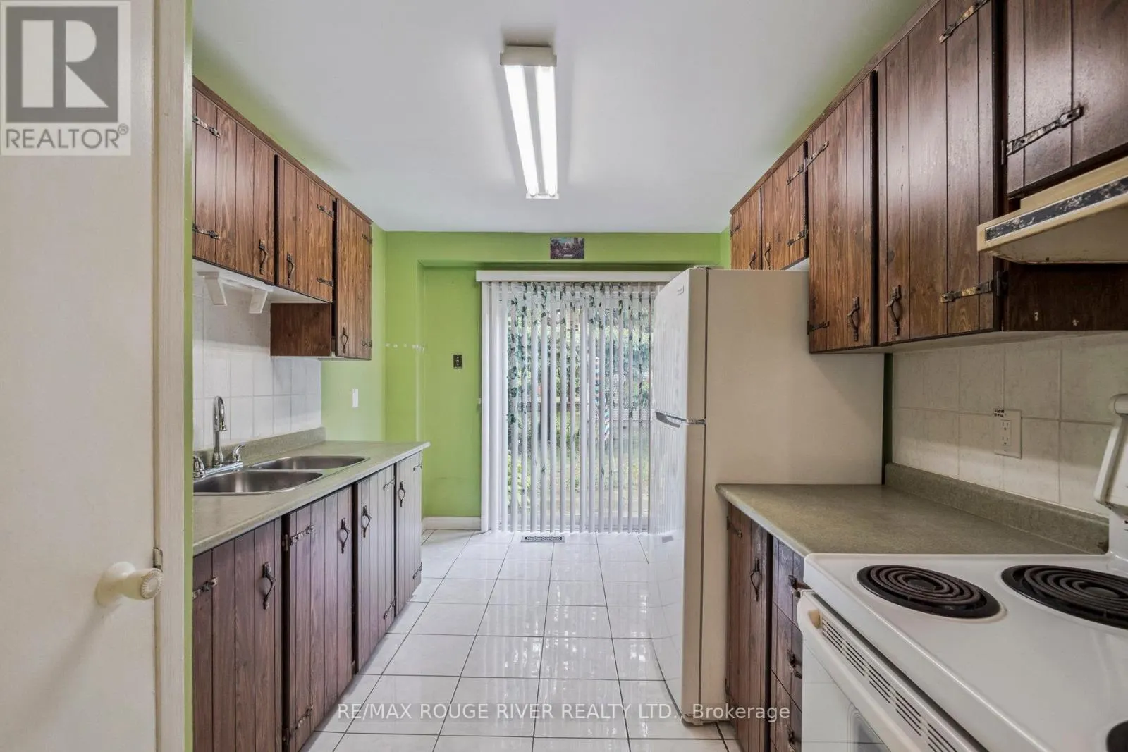 6 SCOTNEY GROVE