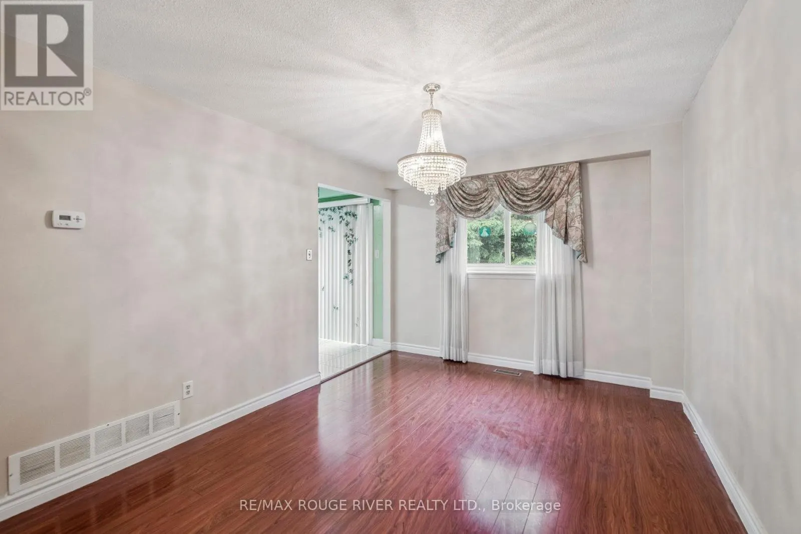 6 SCOTNEY GROVE