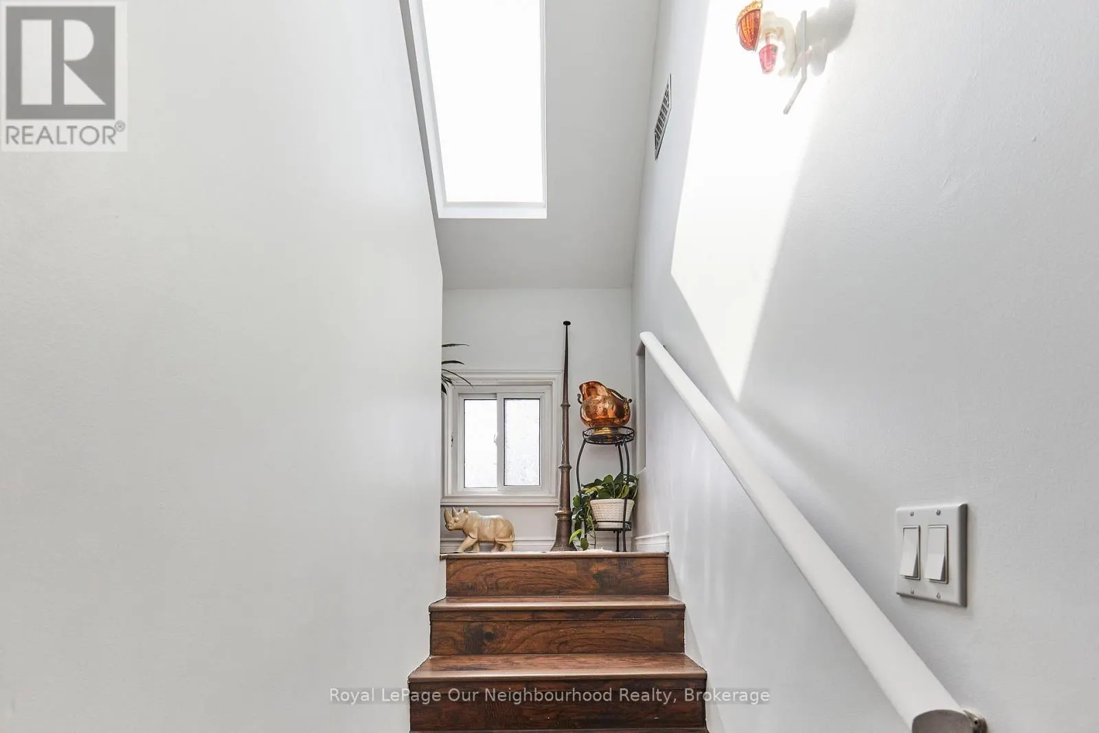 738 SIMCOE STREET N