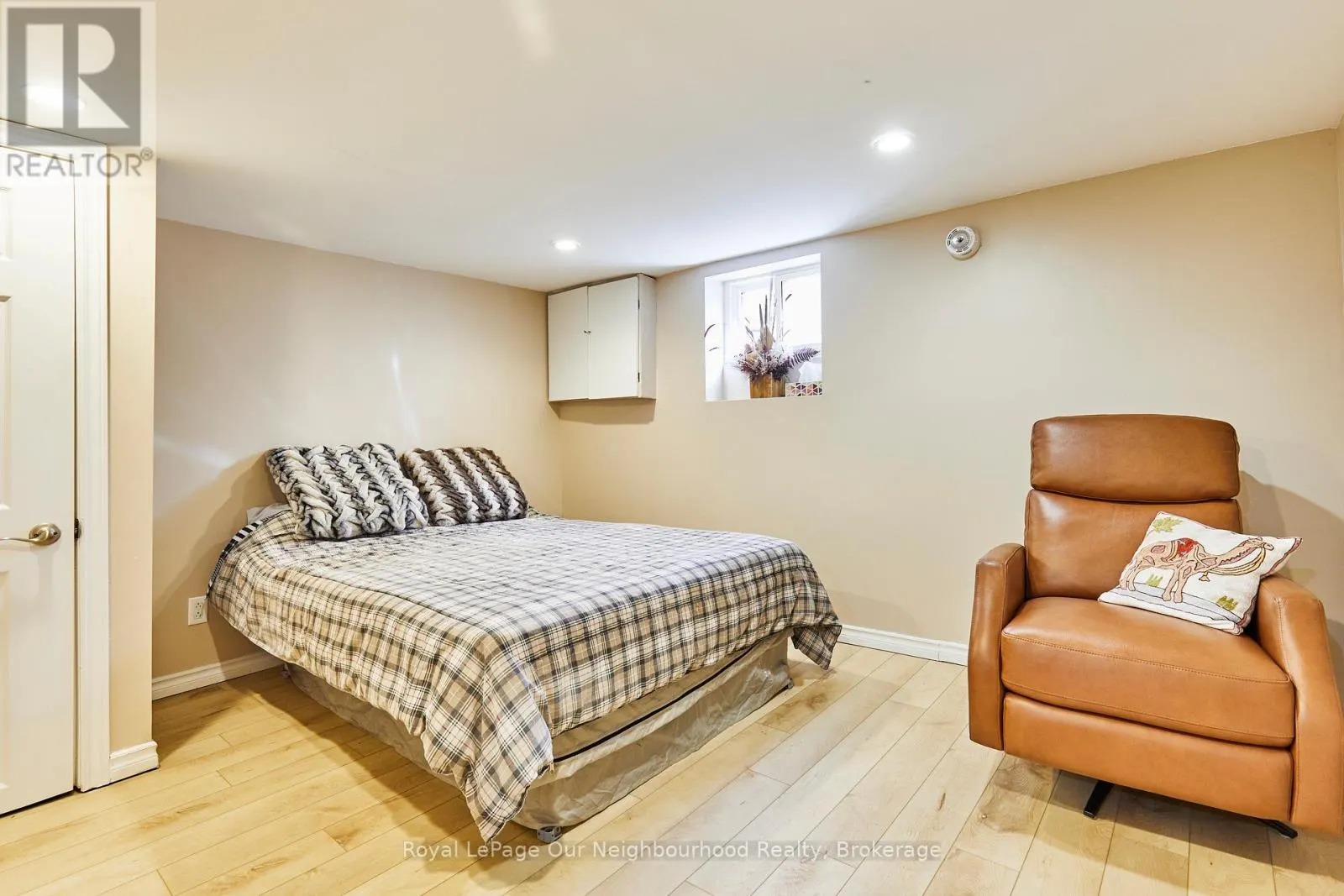 738 SIMCOE STREET N