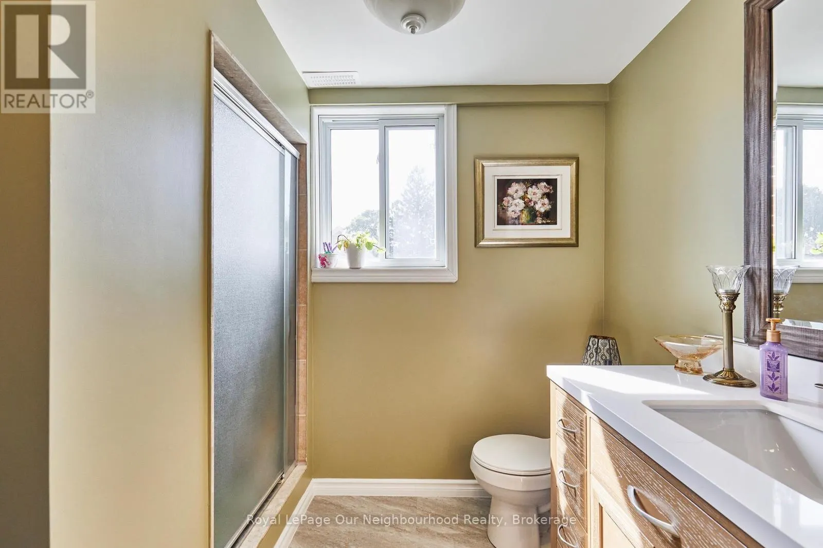 738 SIMCOE STREET N
