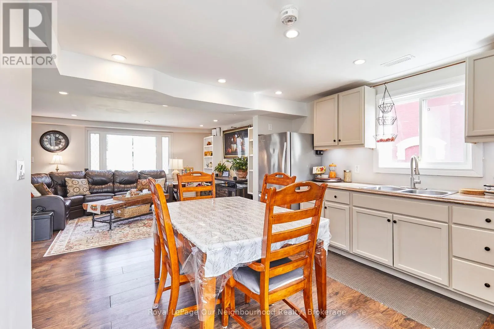 738 SIMCOE STREET N