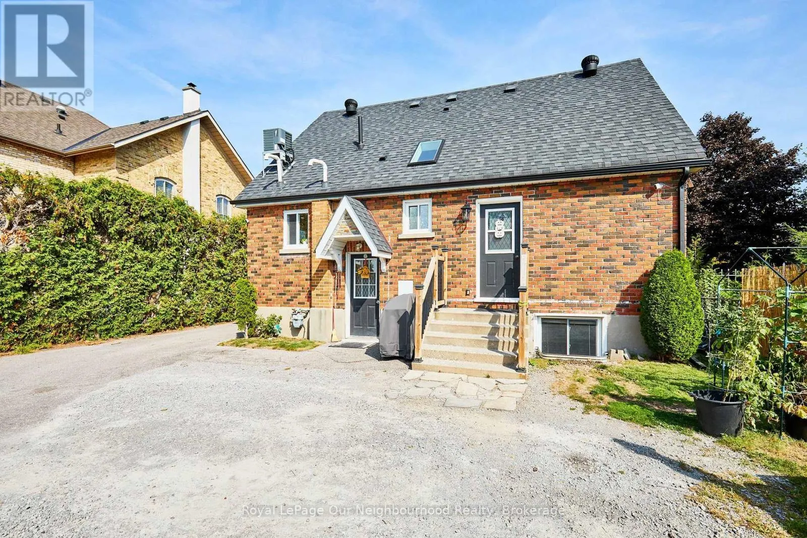 738 SIMCOE STREET N