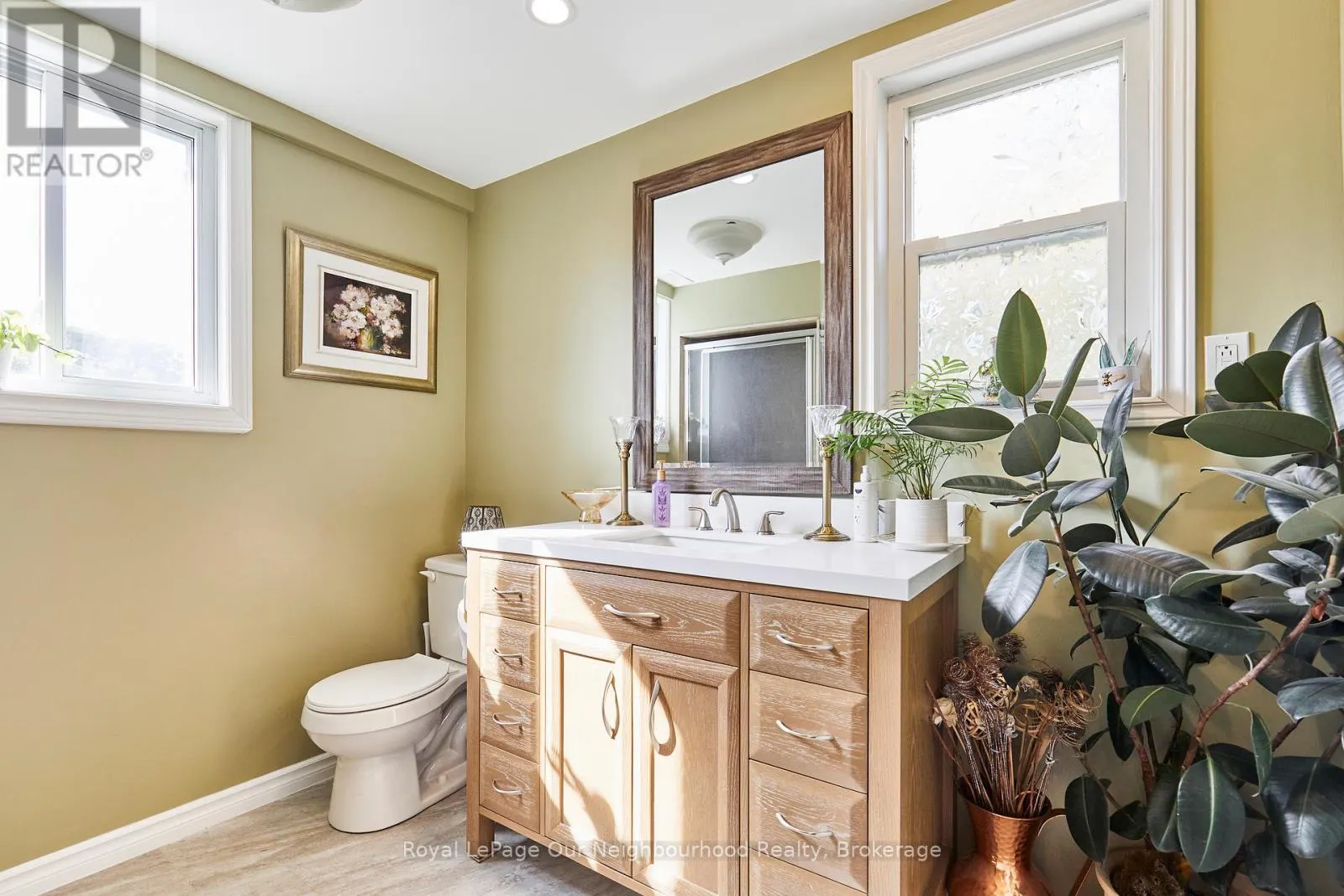 738 SIMCOE STREET N
