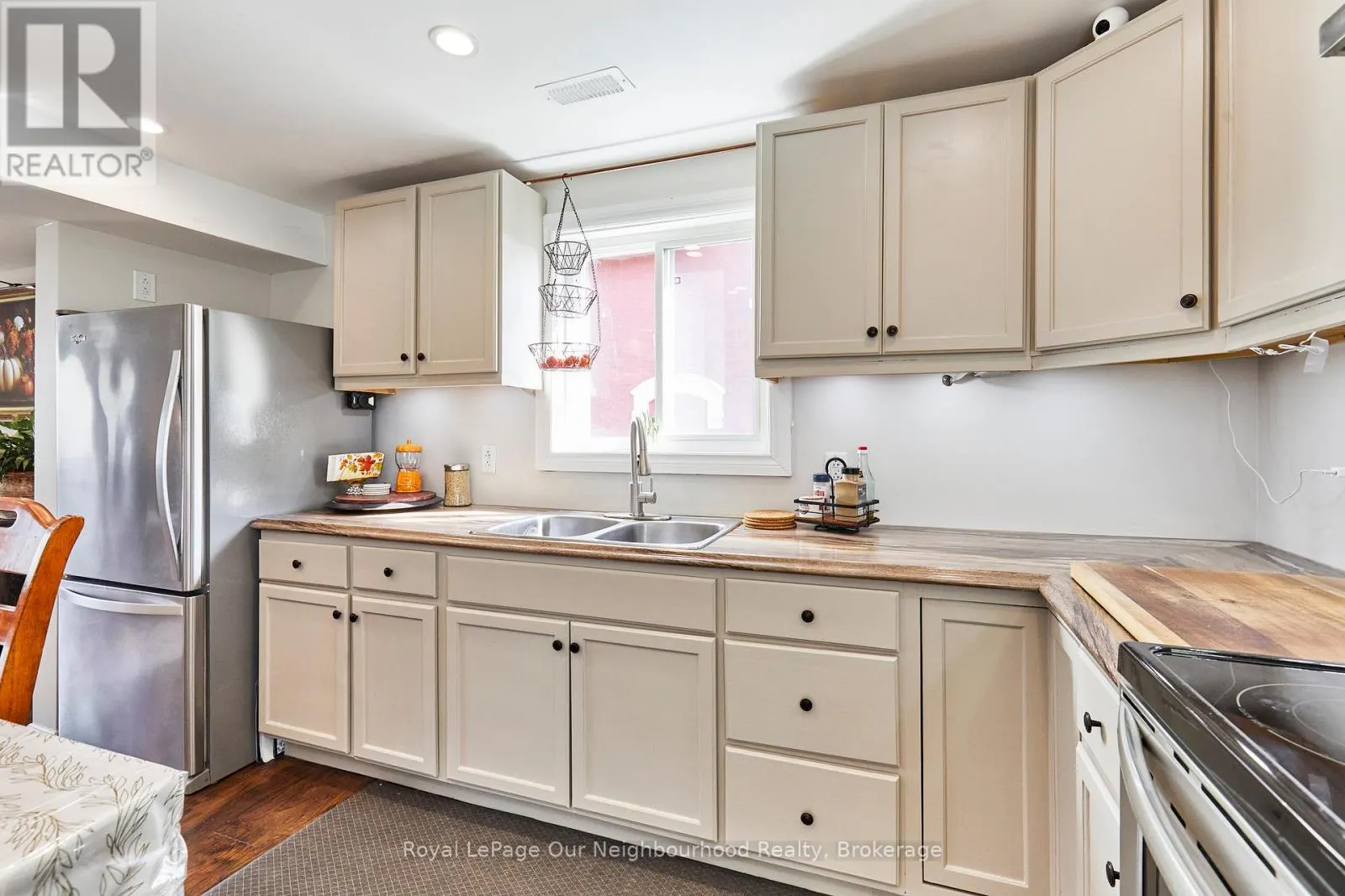 738 SIMCOE STREET N