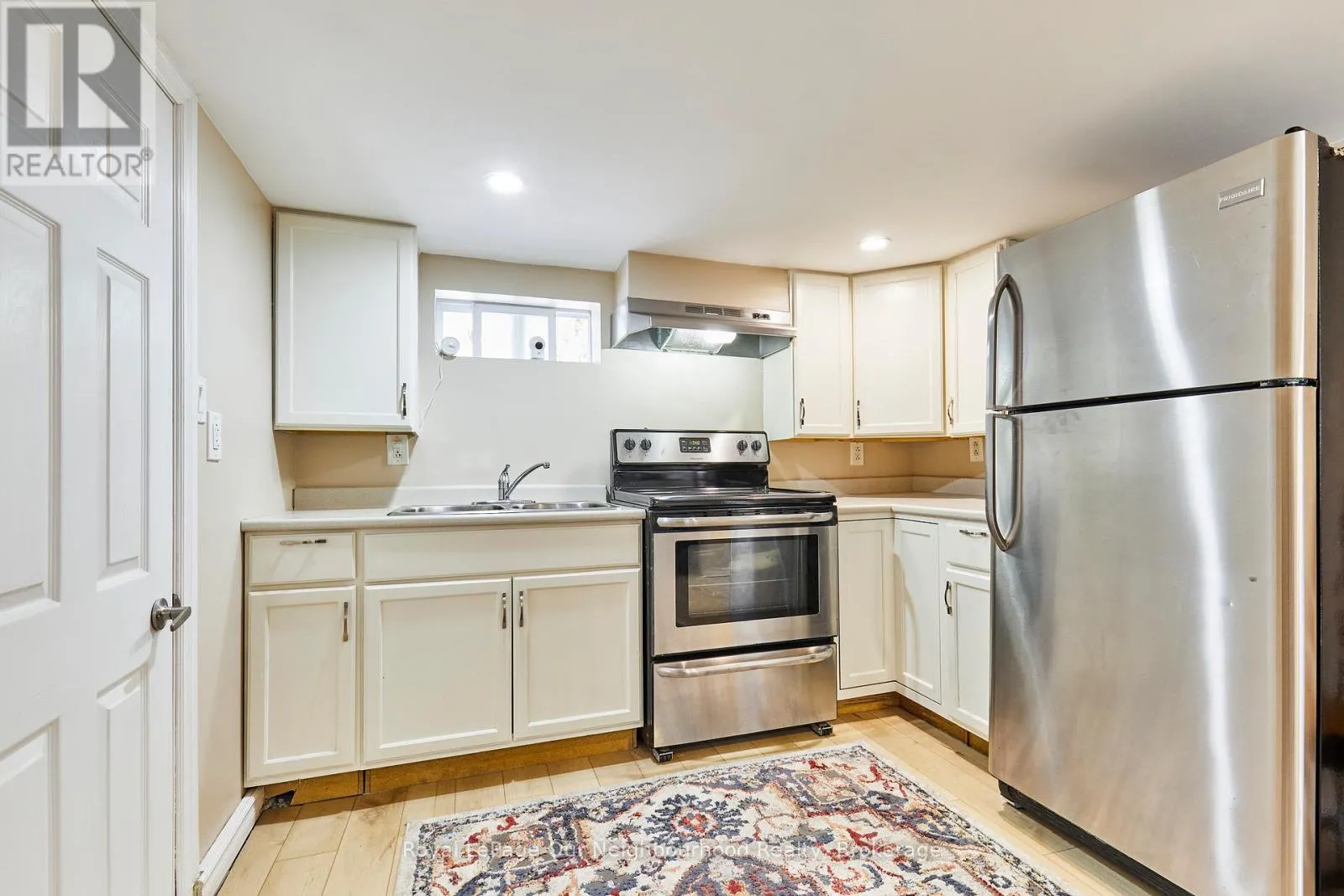 738 SIMCOE STREET N