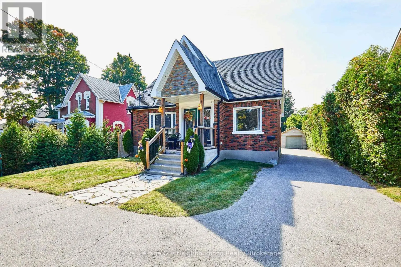 738 SIMCOE STREET N