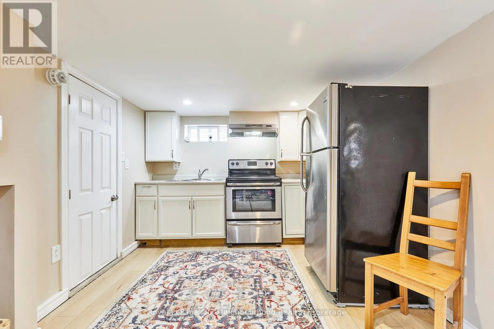 738 SIMCOE STREET N