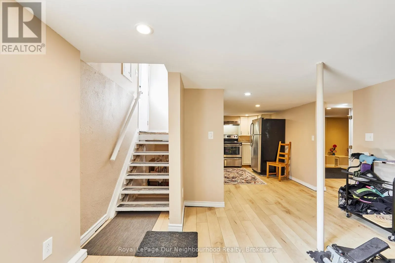 738 SIMCOE STREET N