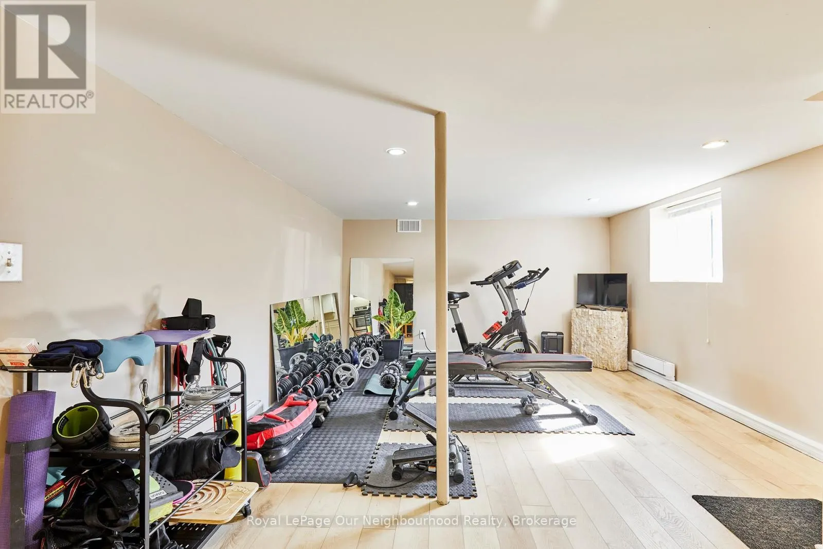 738 SIMCOE STREET N