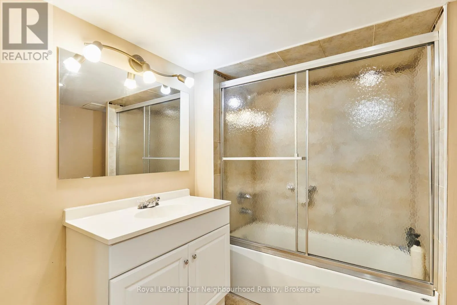 738 SIMCOE STREET N