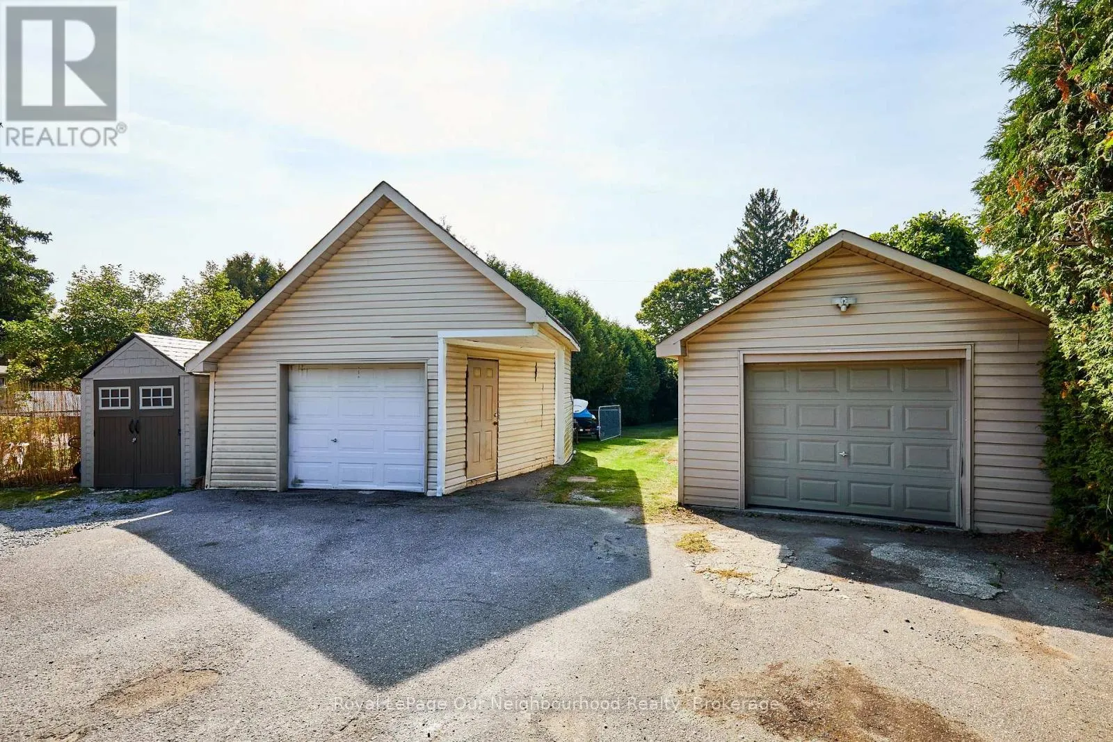 738 SIMCOE STREET N