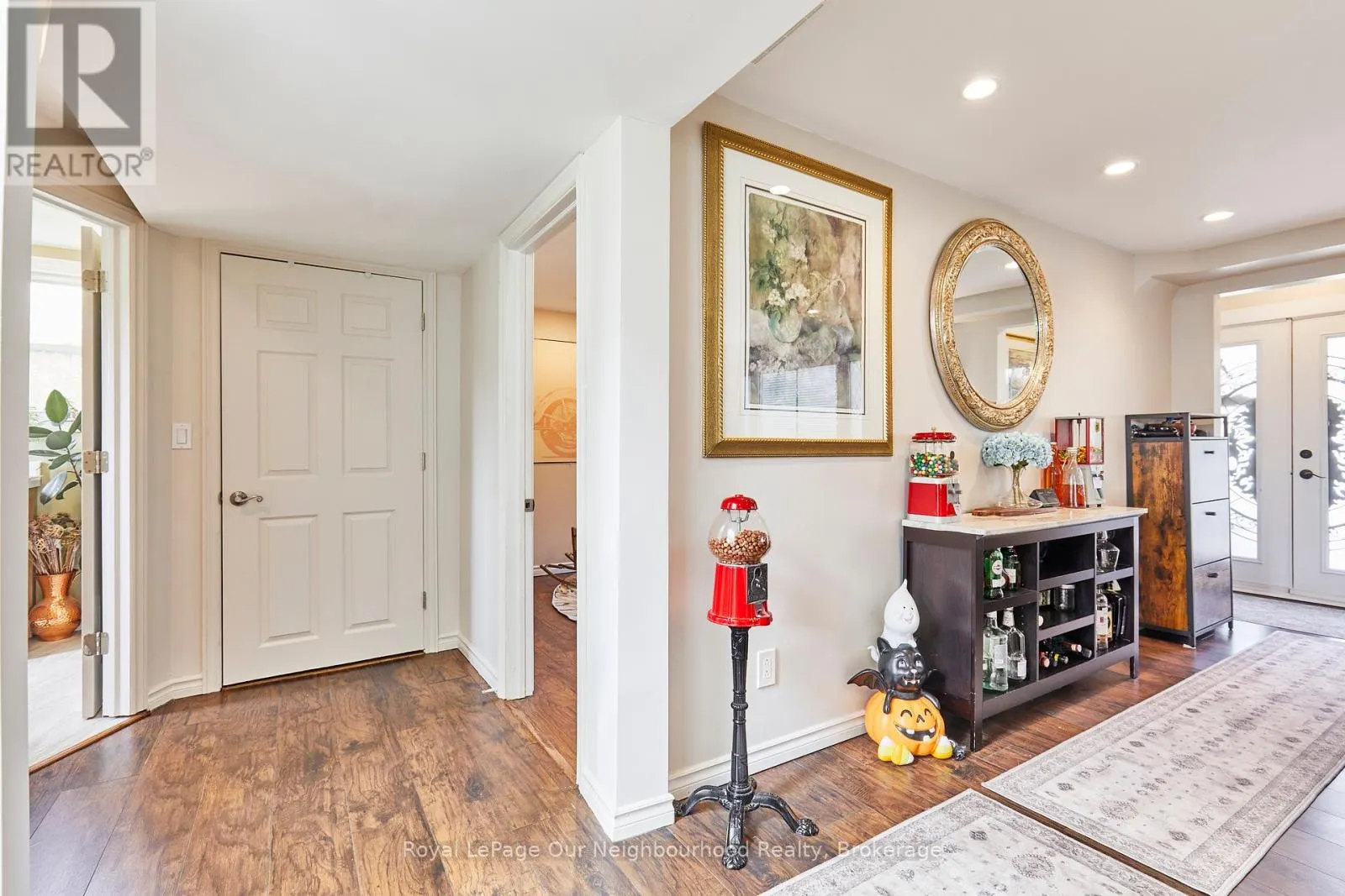 738 SIMCOE STREET N