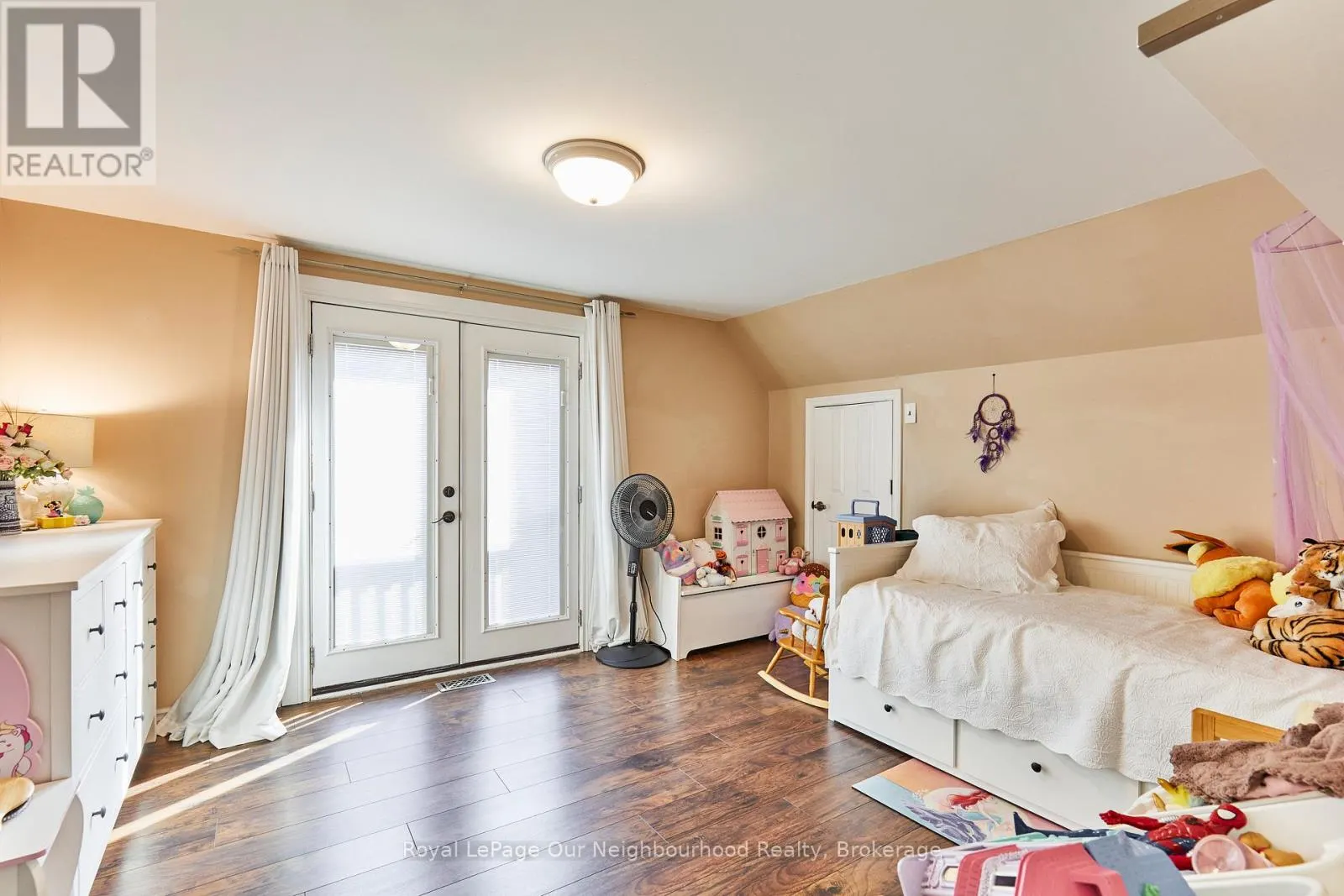 738 SIMCOE STREET N