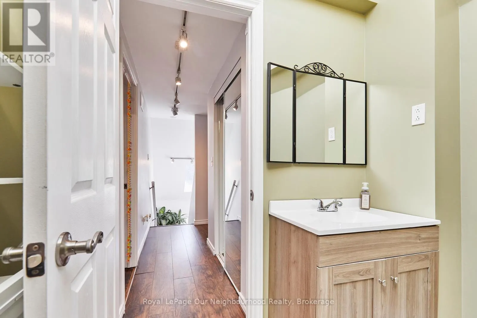 738 SIMCOE STREET N