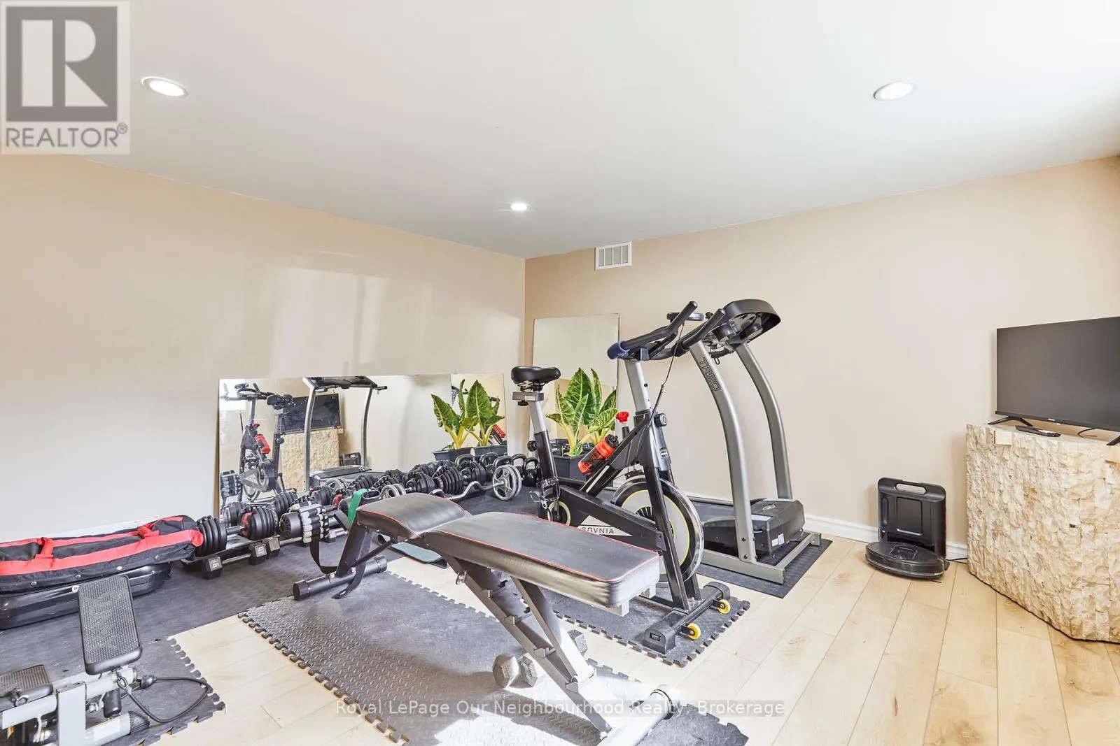 738 SIMCOE STREET N
