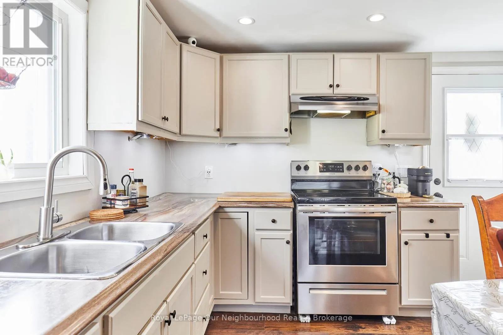 738 SIMCOE STREET N