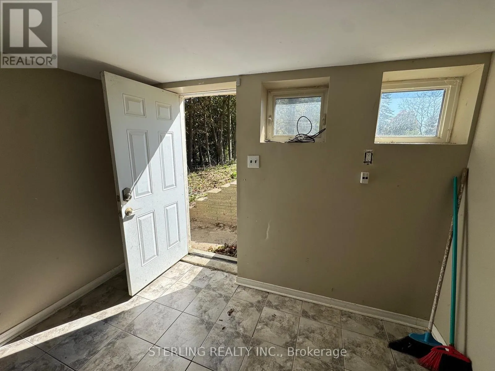345 MYRTLE ROAD E