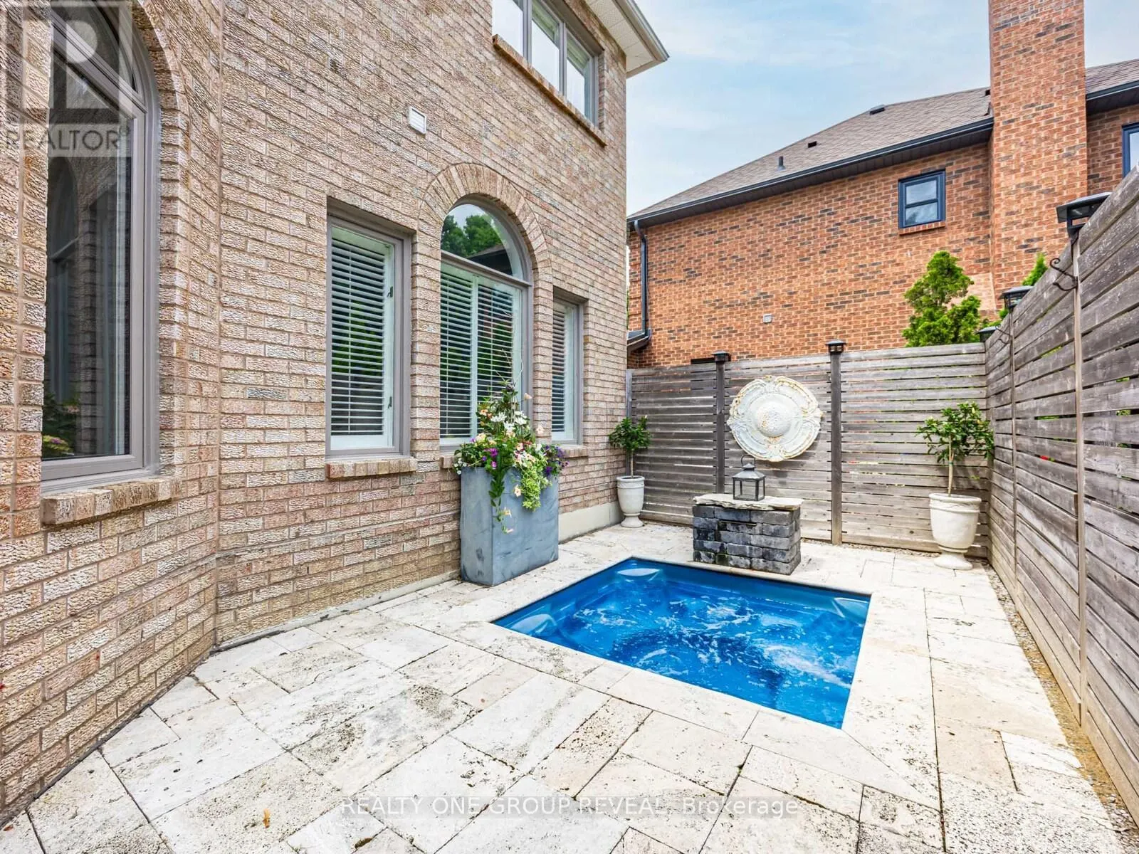 862 BAYLAWN DRIVE