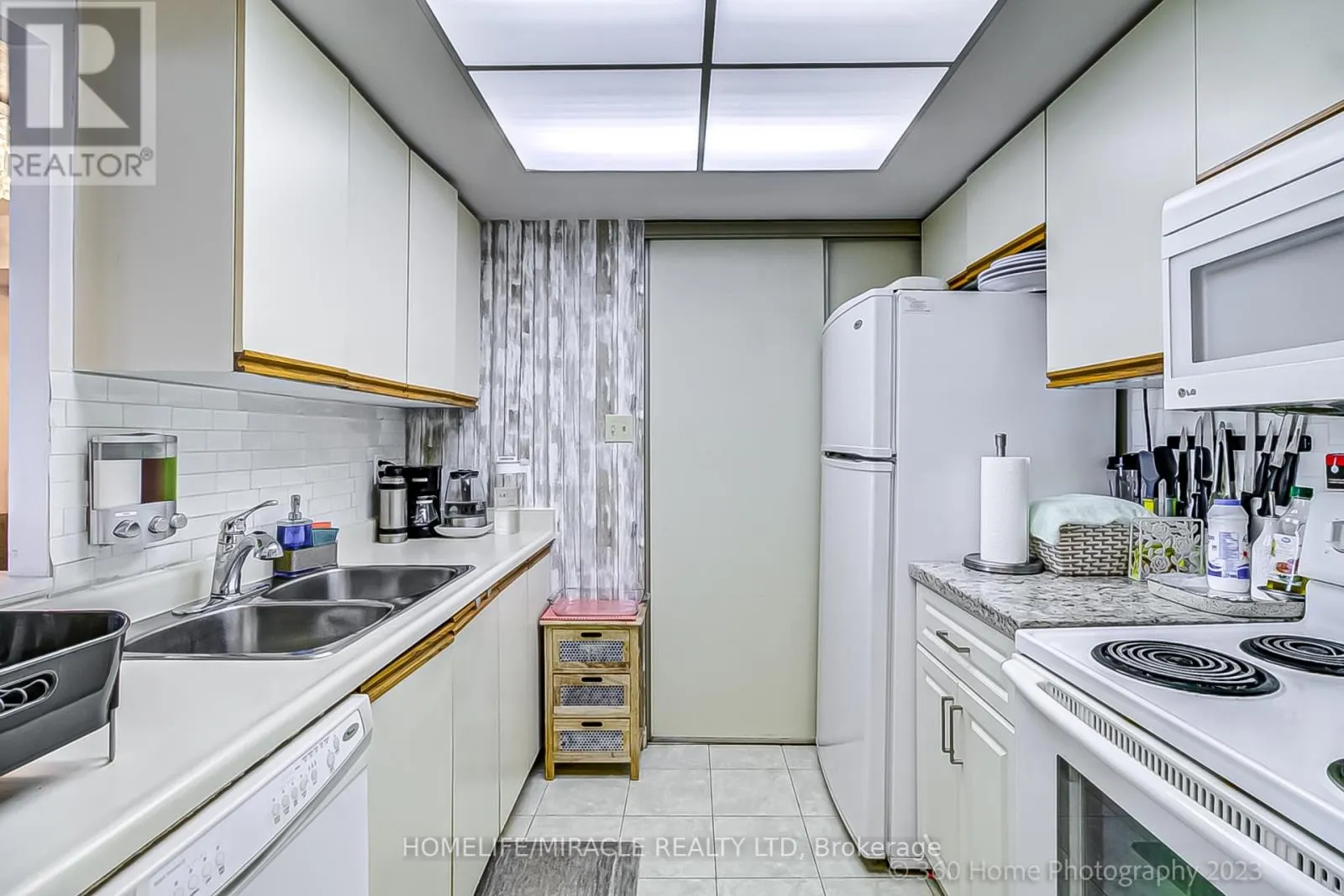 1531 - 3 GREYSTONE WALK DRIVE